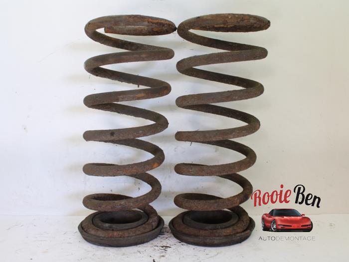 Front spring screw from a Dodge Ram 3500 Standard Cab (DR/DH/D1/DC/DM) 5.9 TDi V6 2500 4x4 Pick-up 2003