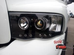 Gebrauchte Scheinwerfer links Dodge Ram 3500 Standard Cab (DR/DH/D1/DC/DM) 4.7 V8 1500 4x2 Preis auf Anfrage angeboten von Rooie Ben autodemontage
