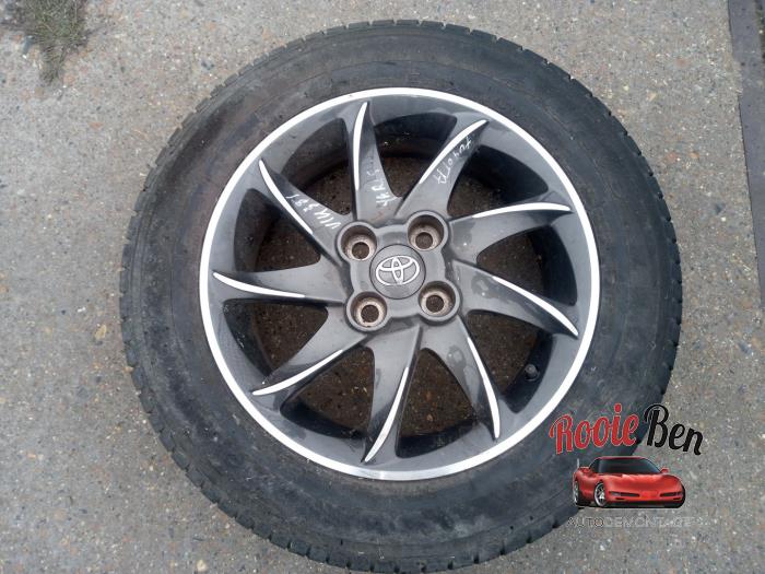 Felge + Reifen van een Toyota Yaris III (P13) 1.0 12V VVT-i 2012