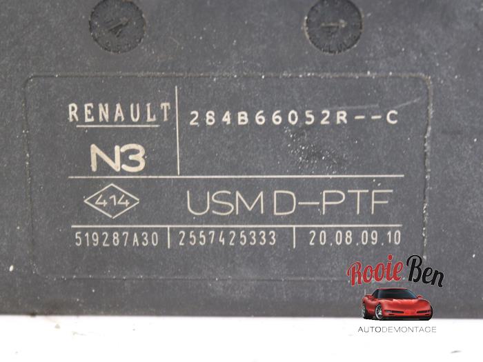 Boîte à fusibles d'un Renault Laguna III Estate (KT) 1.5 dCi 110 FAP 2011