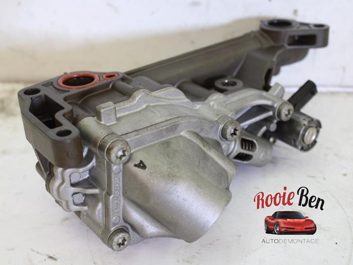 Oil pump from a Mercedes-Benz CLA Shooting Brake (117.9) 2.0 AMG CLA-45 Turbo 16V 2015