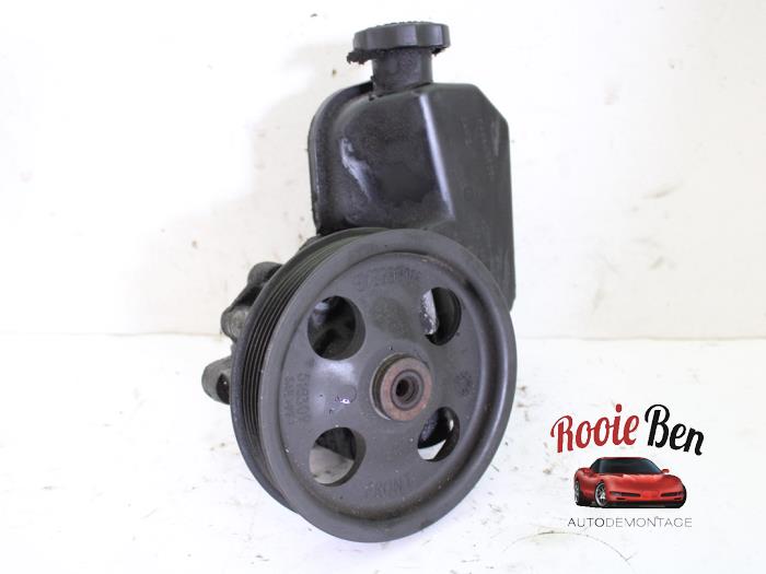 Usagé Pompe de direction Jeep Grand Cherokee (WH/WK) 3.7i 4x2 Prix € 100,00 Règlement à la marge proposé par Rooie Ben autodemontage