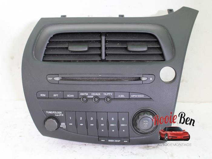 Radio CD player from a Honda Civic (FK/FN) 2.0i Type R VTEC 16V 2008