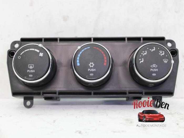 Panel de control de calefacción de un Dodge Nitro 2.8 CRD 16V 4x4 2008
