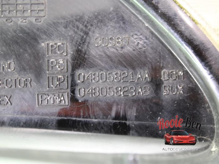 Faro izquierda de un Chrysler Sebring (JR) 2.7 V6 24V 2003