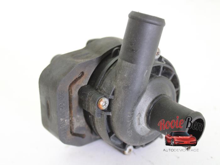 Additional water pump from a Mercedes-Benz CLS (C219) 320 CDI 24V 2006