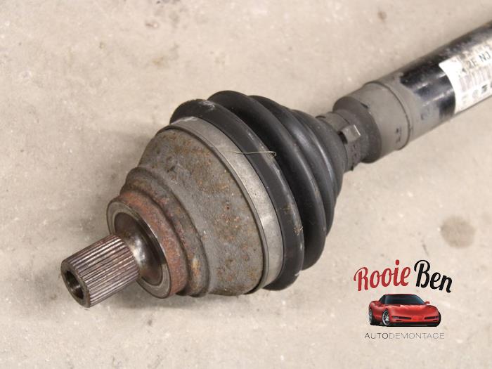 Front drive shaft, right from a Volkswagen Passat Variant (3C5) 2.0 TDI 16V 135 2010