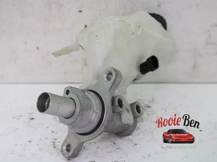Master cylinder from a Opel Corsa E 1.4 16V 2017