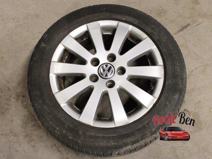 Juego de llantas deportivas + neumáticos de un Volkswagen Passat Variant (3C5) 2.0 TDI 16V 135 2010