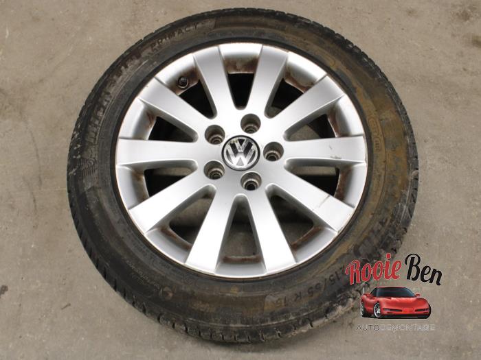Juego de llantas deportivas + neumáticos de un Volkswagen Passat Variant (3C5) 2.0 TDI 16V 135 2010