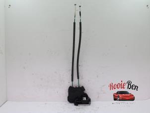 Usagé Serrure arrière droite Ssang Yong Tivoli 1.6 e-XGi 16V 4WD Prix sur demande proposé par Rooie Ben autodemontage