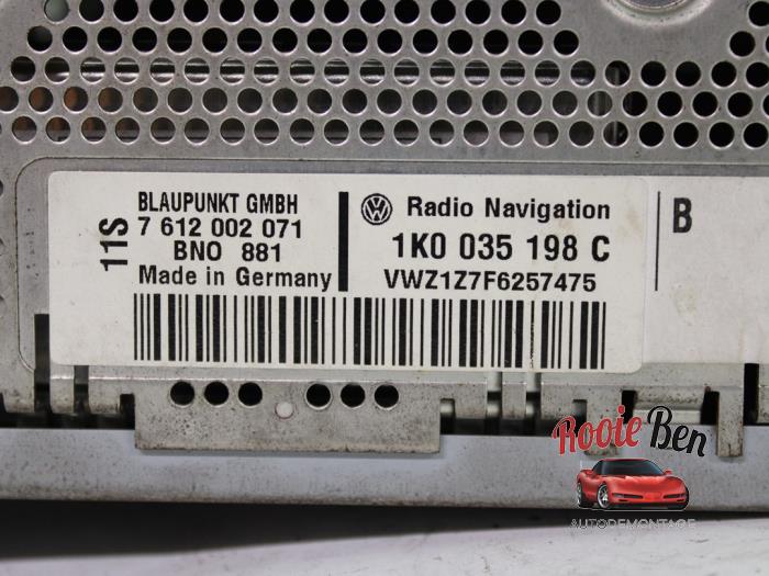 Reproductor de CD y radio de un Volkswagen Eos (1F7/F8) 2.0 FSI 16V 2008
