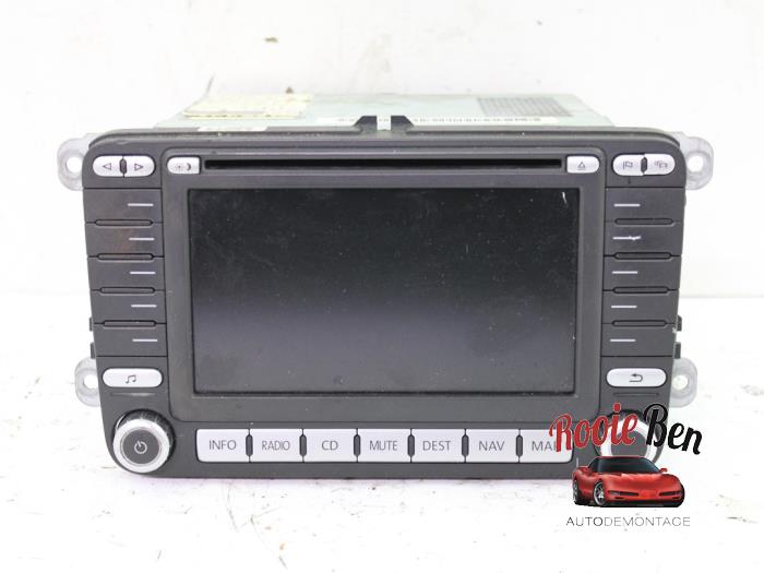 Radio CD player from a Volkswagen Eos (1F7/F8) 2.0 FSI 16V 2008