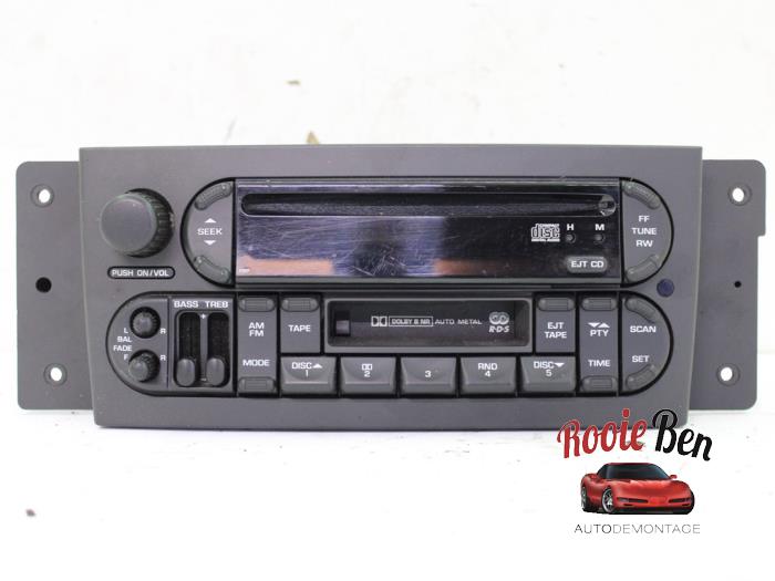 Reproductor de CD y radio de un Chrysler Pacifica 3.5 V6 24V AWD 2004