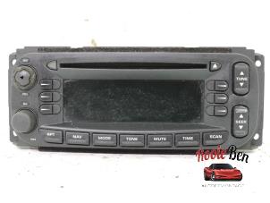 Gebrauchte Radio CD Spieler Chrysler Voyager/Grand Voyager (RG) 2.4 16V Preis auf Anfrage angeboten von Rooie Ben autodemontage