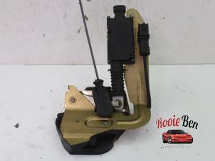 Used Tailgate lock mechanism Peugeot 807 2.0 HDi 16V 136 FAP Price on request offered by Rooie Ben autodemontage