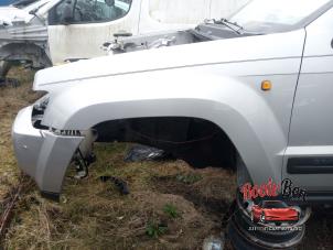 Used Front wing, left Jeep Grand Cherokee (WH/WK) 3.7i 4x2 Price on request offered by Rooie Ben autodemontage