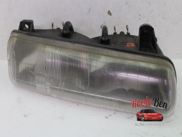 Używane Reflektor prawy Chrysler Vision 3.5 V6 24V Cena € 25,00 Procedura marży oferowane przez Rooie Ben autodemontage