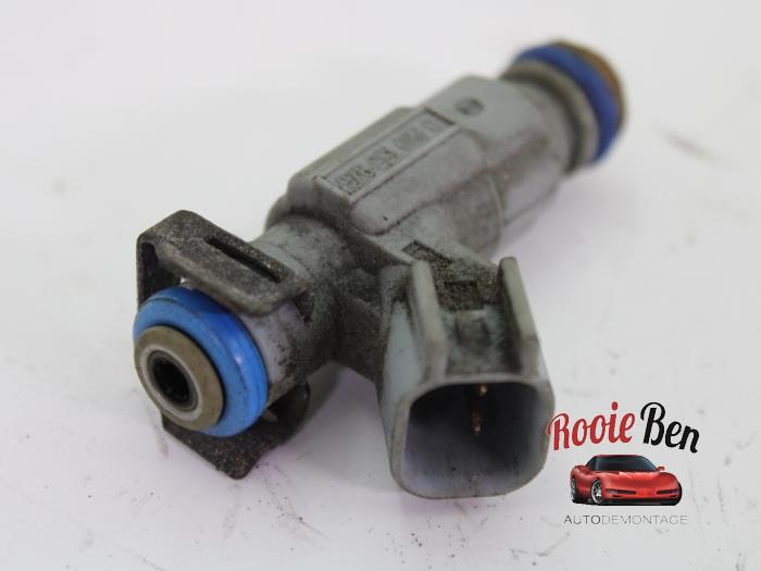 Injector (petrol injection) from a Chrysler Voyager/Grand Voyager (RG) 2.4 16V 2003