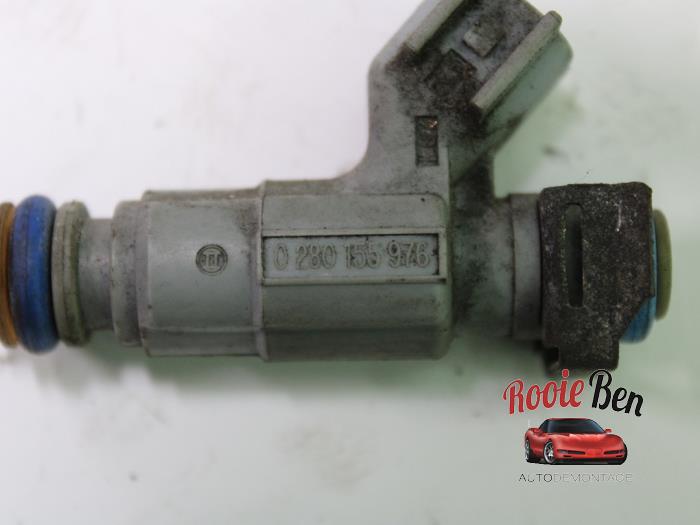 Injector (petrol injection) from a Chrysler Voyager/Grand Voyager (RG) 2.4 16V 2003