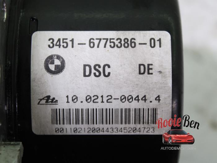 ABS pump from a BMW 3 serie (E90) 330i 24V 2006