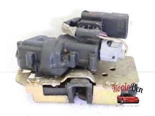 Used Tailgate lock mechanism Chrysler Voyager/Grand Voyager (RG) 2.4 16V Price on request offered by Rooie Ben autodemontage