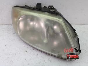 Used Headlight, right Chrysler Voyager/Grand Voyager (RG) 2.4 16V Price on request offered by Rooie Ben autodemontage