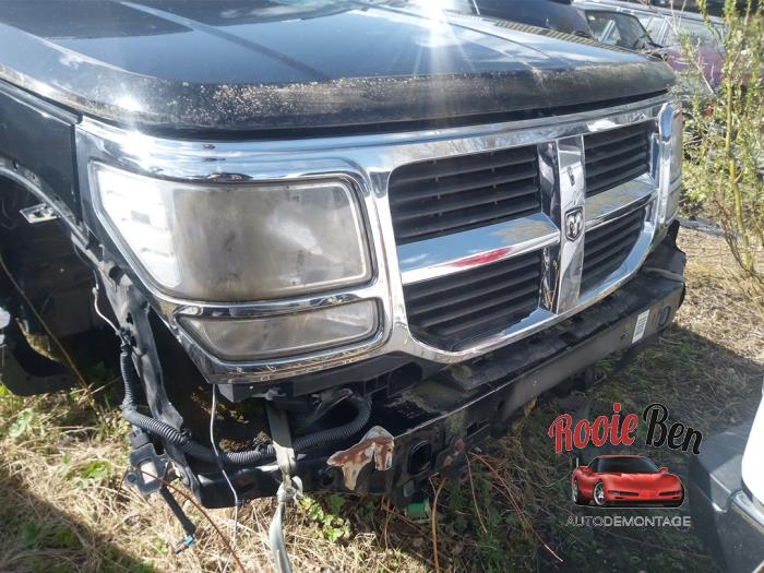 Grille from a Dodge Nitro 2.8 CRD 16V 4x4 2007