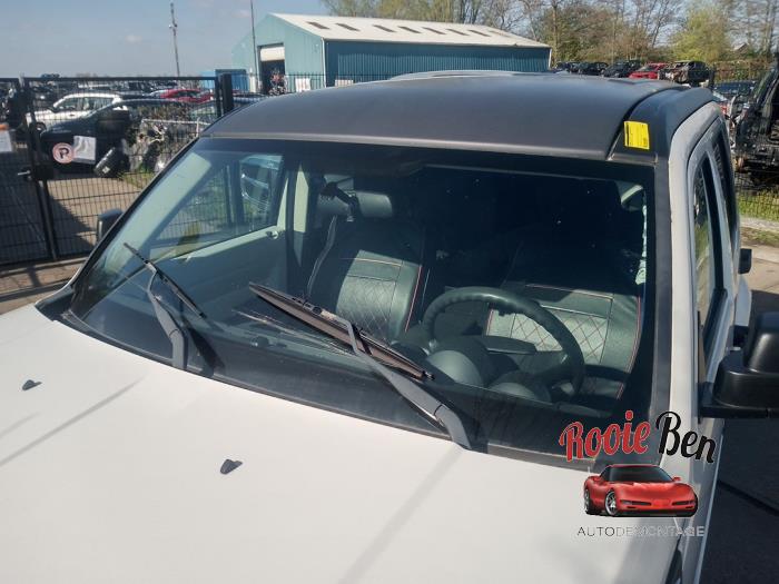 Używane Szyba przednia Dodge Nitro 2.8 CRD 16V 4x2 Cena € 200,00 Procedura marży oferowane przez Rooie Ben autodemontage