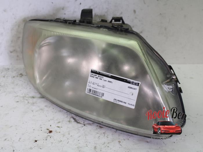 Używane Reflektor prawy Dodge Ram Van 2.5 CRD Cena € 25,00 Procedura marży oferowane przez Rooie Ben autodemontage