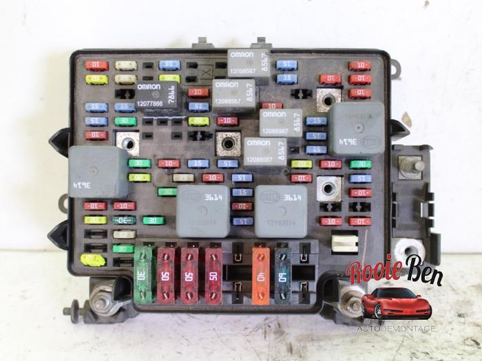 Fuse box from a Chevrolet Avalanche 5.3 1500 V8 4x4 2003