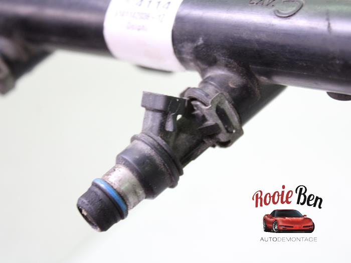 Fuel injector nozzle from a Chevrolet Avalanche 5.3 1500 V8 4x4 2003