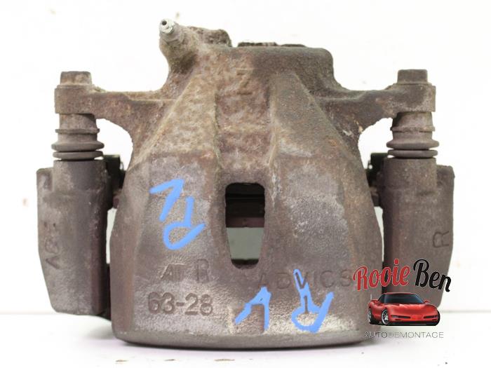 Gebrauchte Bremszange rechts vorne Toyota RAV4 (A3) 2.0 16V VVT-i 4x4 Preis € 20,00 Margenregelung angeboten von Rooie Ben autodemontage