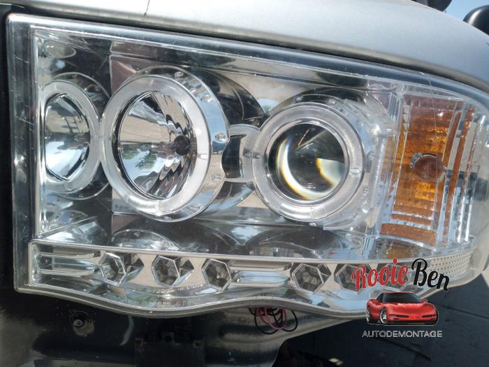 Headlight, left from a Dodge Ram 3500 Standard Cab (DR/DH/D1/DC/DM) 5.7 V8 Hemi 1500 4x2 2003