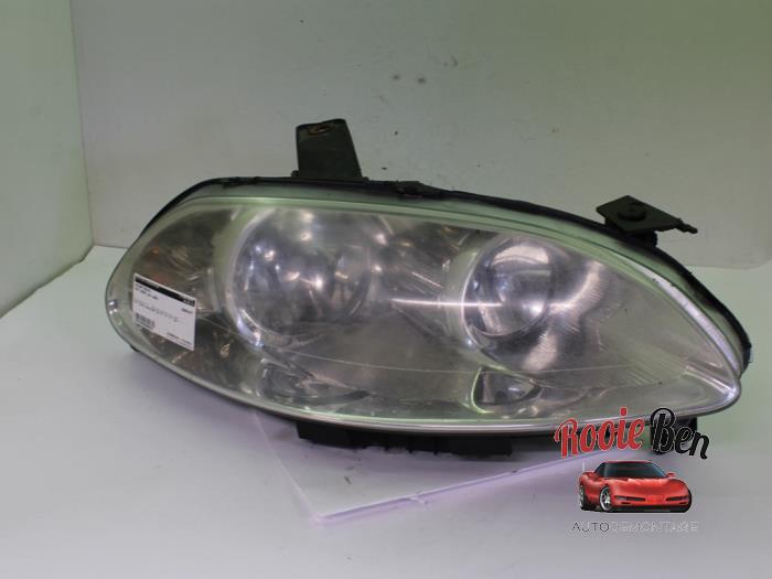 Używane Reflektor prawy Fiat Croma (194) 2.2 MPI 16V Cena € 30,00 Procedura marży oferowane przez Rooie Ben autodemontage