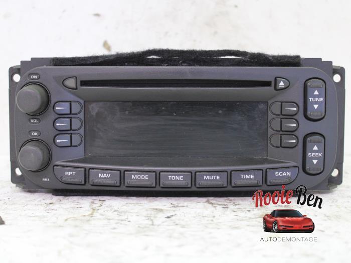 Radio CD Spieler van een Chrysler Voyager/Grand Voyager (RG) 2.8 CRD 16V Autom. 2008