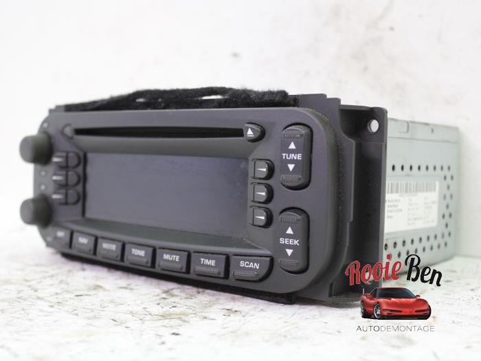 Radio CD Spieler van een Chrysler Voyager/Grand Voyager (RG) 2.8 CRD 16V Autom. 2008