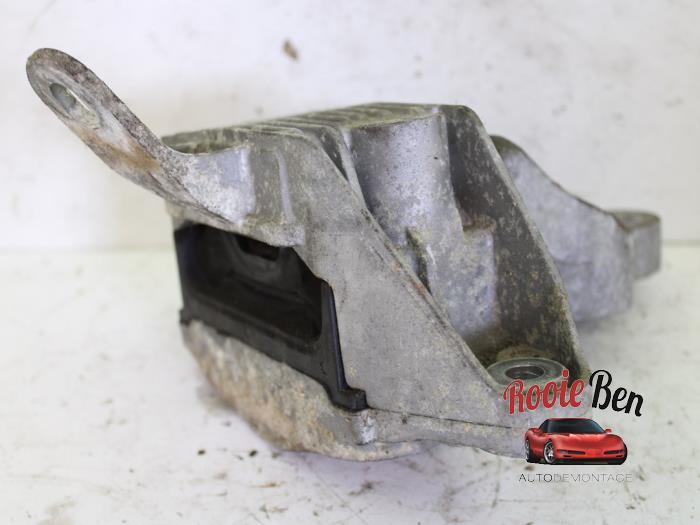 Engine mount from a Daewoo Orlando (YYM/YYW) 1.8 16V VVT Bifuel 2011