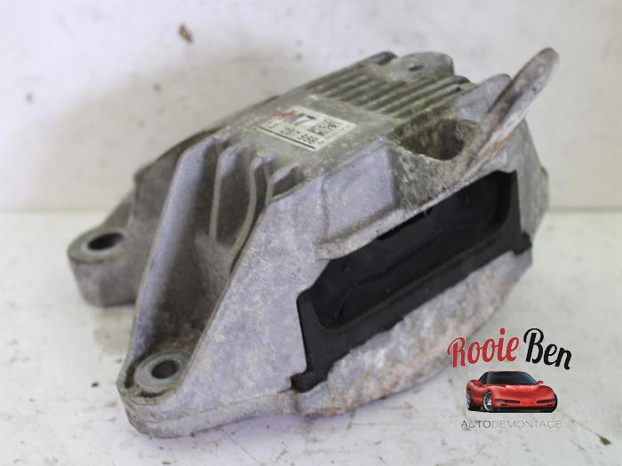 Engine mount from a Daewoo Orlando (YYM/YYW) 1.8 16V VVT Bifuel 2011