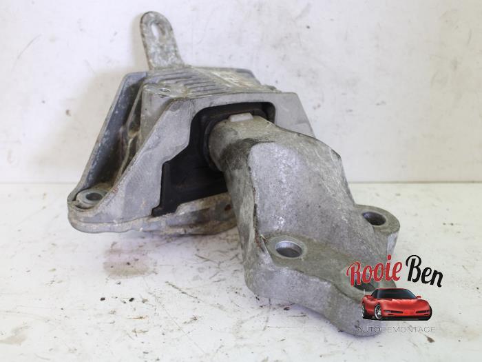 Engine mount from a Daewoo Orlando (YYM/YYW) 1.8 16V VVT Bifuel 2011