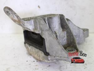 Engine mount from a Daewoo Orlando (YYM/YYW) 1.8 16V VVT Bifuel 2011