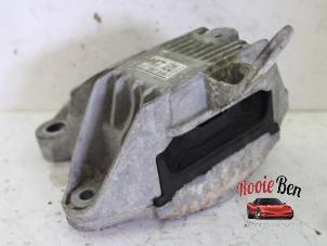 Engine mount from a Daewoo Orlando (YYM/YYW) 1.8 16V VVT Bifuel 2011