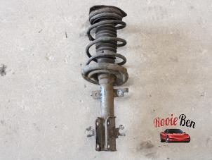 Used Front shock absorber rod, left Renault Laguna III Estate (KT) 2.0 dCi 16V 150 Price on request offered by Rooie Ben autodemontage
