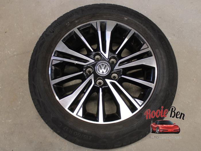 Llanta y neumático de un Volkswagen Transporter T6 2.0 TDI 150 2022