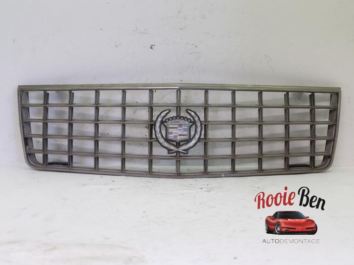 Begagnade Grill Cadillac Seville (K-body) 4.6 STS/North Star V8 32V Pris på förfrågan erbjuds av Rooie Ben autodemontage