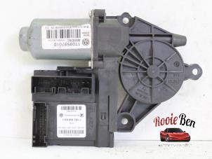 Używane Silnik szyby drzwiowej Skoda Octavia Combi (1Z5) 1.6 FSI 16V Cena na żądanie oferowane przez Rooie Ben autodemontage