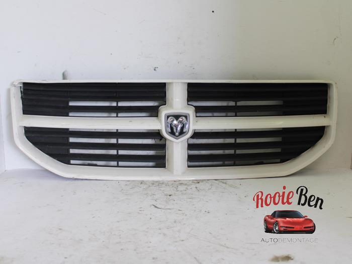 Begagnade Grill Dodge Caliber 1.8 16V Pris € 100,00 Marginaltabell erbjuds av Rooie Ben autodemontage