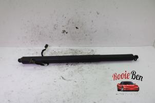 Used Rear gas strut, right Porsche Macan (95B) 3.0 S Diesel V6 24V Price on request offered by Rooie Ben autodemontage