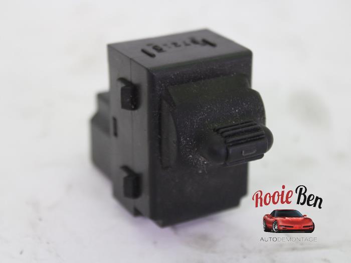 Usados Interruptor de ventanilla eléctrica Chrysler Sebring (JR) 2.0 16V Precio € 20,00 Norma de margen ofrecido por Rooie Ben autodemontage