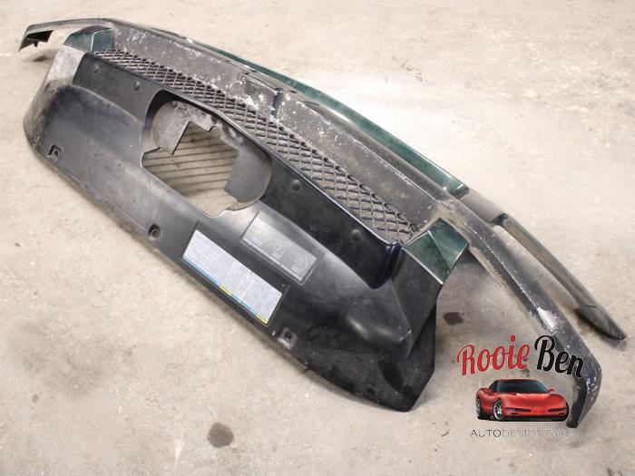 Grille from a Chevrolet Avalanche 5.3 1500 V8 4x4 2003